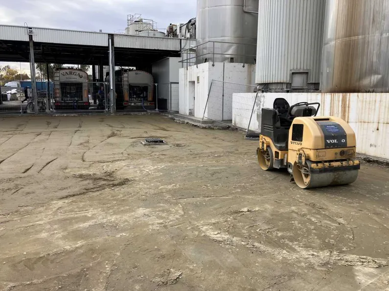 Építkezési területen dolgozó úthenger